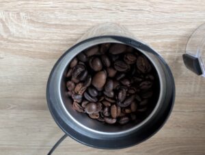 Wancle-Kaffemühle mit Bohnen