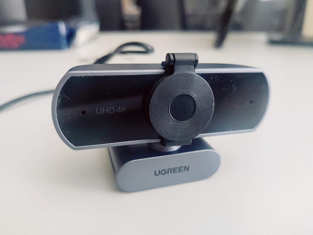 UGREEN 65381 Webcam Privacy-Shutter montiert