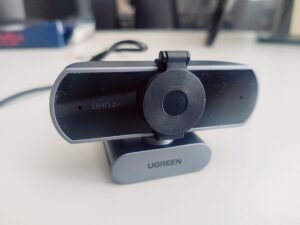 UGREEN 65381 Webcam Privacy-Shutter montiert
