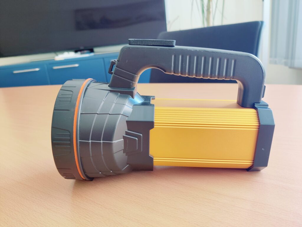 MAYTHANK F04 Taschenlampe von der Seite