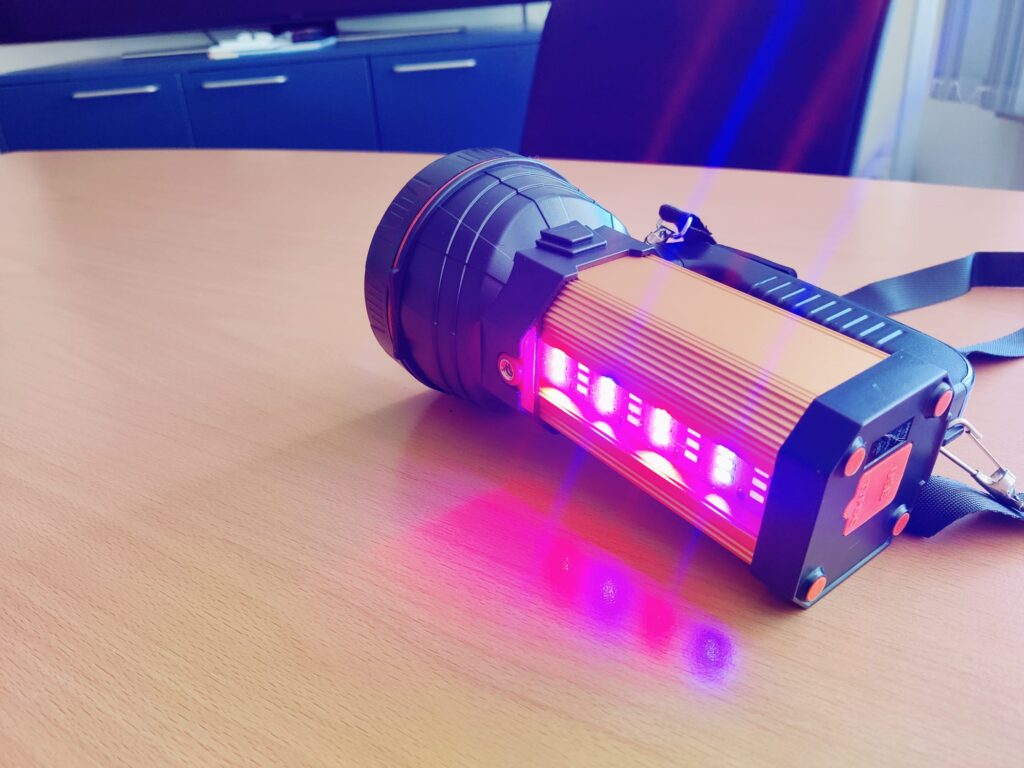 MAYTHANK F04 Taschenlampe rotes SOS-Licht