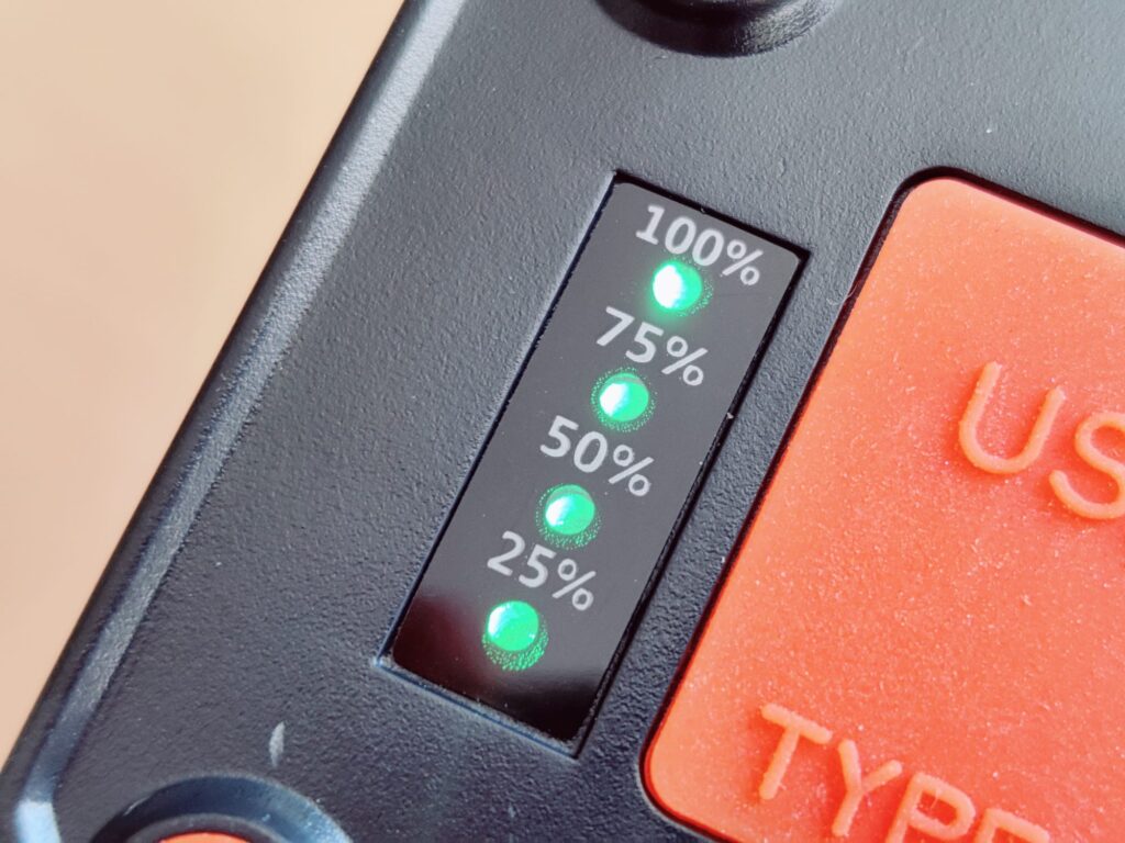 MAYTHANK F04 Taschenlampe Ladestandsanzeige