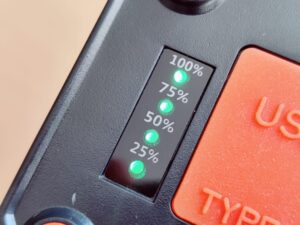 MAYTHANK F04 Taschenlampe Ladestandsanzeige