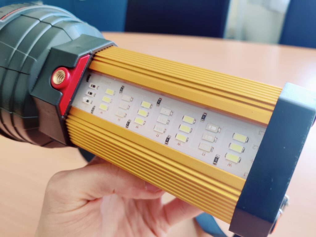 MAYTHANK F04 Taschenlampe Seitenlicht