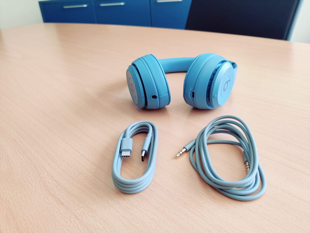 Beats Solo 4 Bluetooth-Kopfhörer mit Kabeln