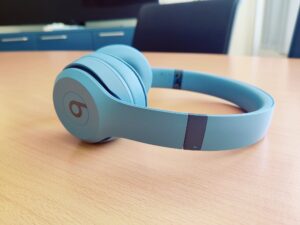 Beats Solo 4 Bluetooth-Kopfhörer von der Seite