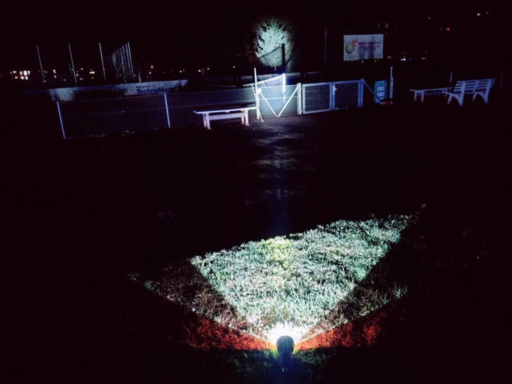 MAYTHANK F04 Taschenlampe Hauptlicht im Nacht-Test