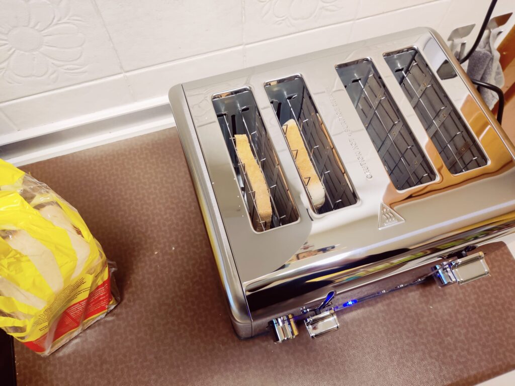 Steinborg SB-2080 Toaster linke Seite im Test