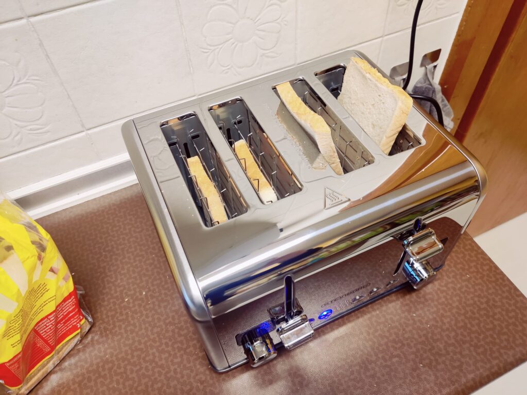 Steinborg SB-2080 Toaster beide Seiten im Test