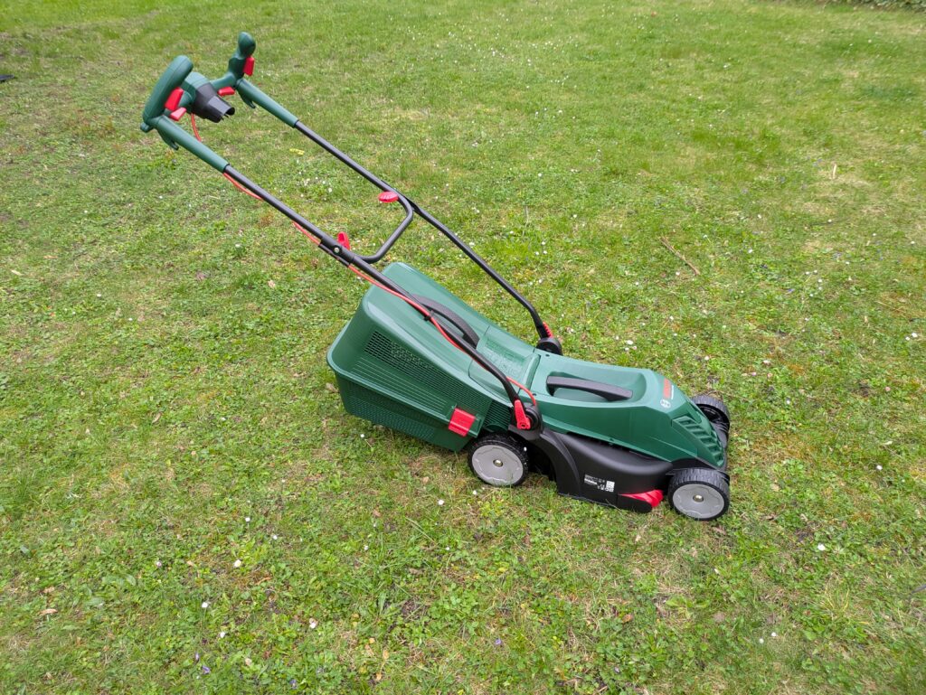 Bosch UniversalRotak 34-405 Elektro-Rasenmäher montiert von links