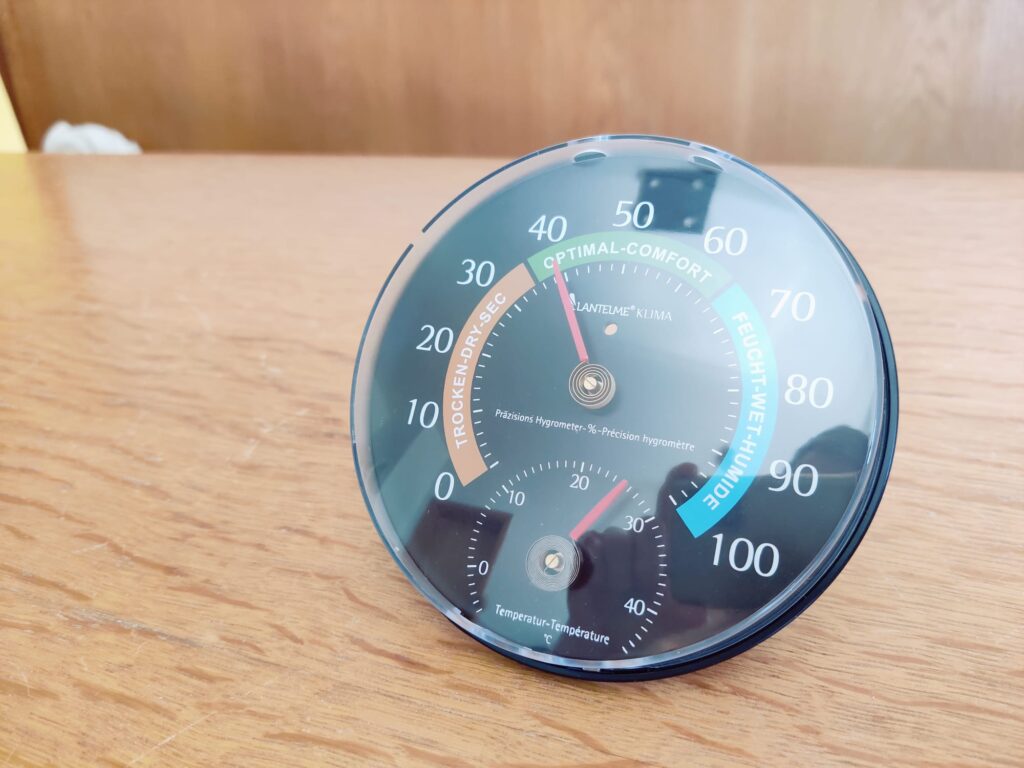 Lantelme 4127 Hygrometer auf Standfuß von vorne